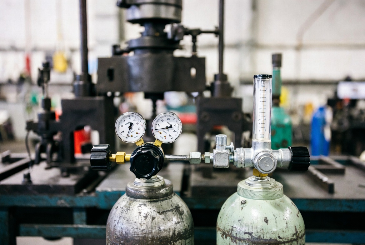 Flowmeter Regulator vs Dual Gauge Pressure Regulator for Shielding Gas Conservation-Bril Welding Equipment Flowmeter Regulator vs Dual Gauge Pressure Regulator for Shielding Gas Conservation-Bril Welding Equipment