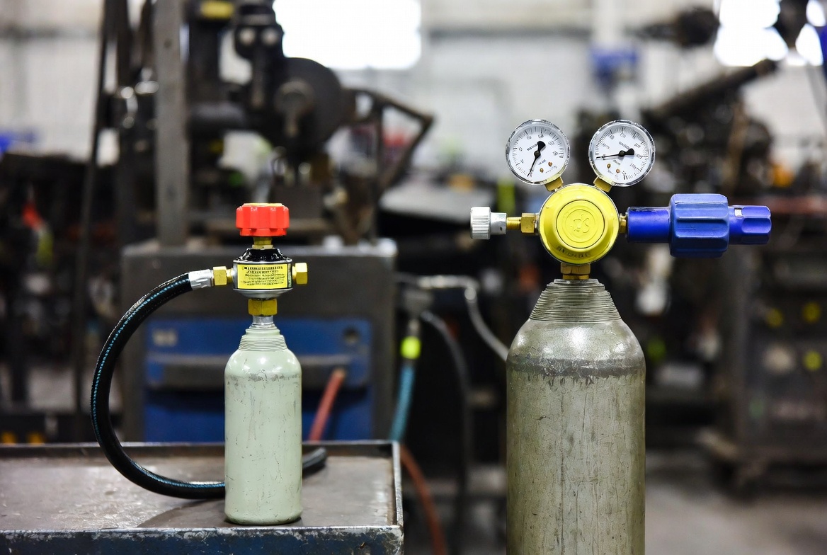 Mini Gas Regulator vs Gas Cylinder Regulator for Portable Field Repair Welding Kits-Bril Welding Equipment Mini Gas Regulator vs Gas Cylinder Regulator for Portable Field Repair Welding Kits-Bril Welding Equipment