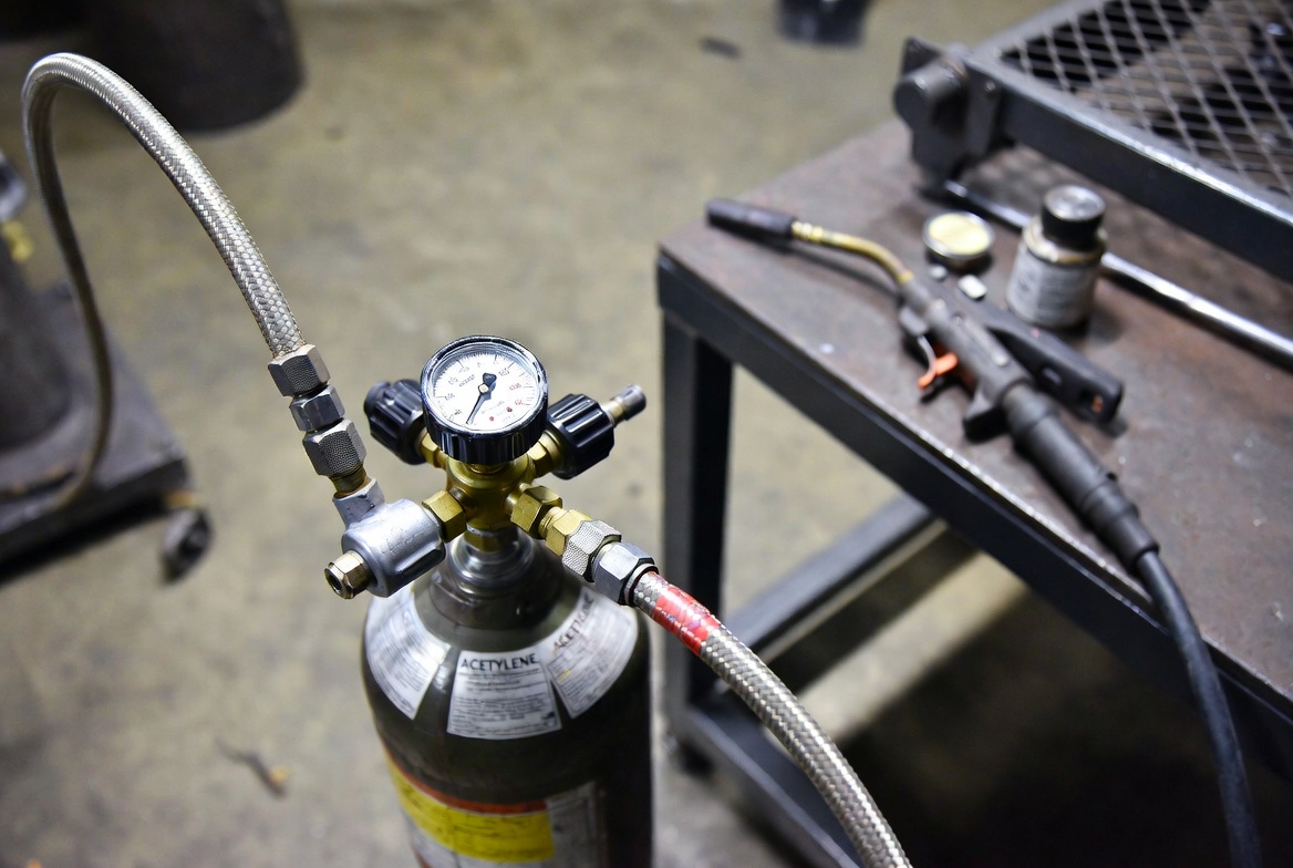 Oxygen Regulator vs Acetylene Regulator for Oxy-Fuel Cutting-Bril Welding Equipment